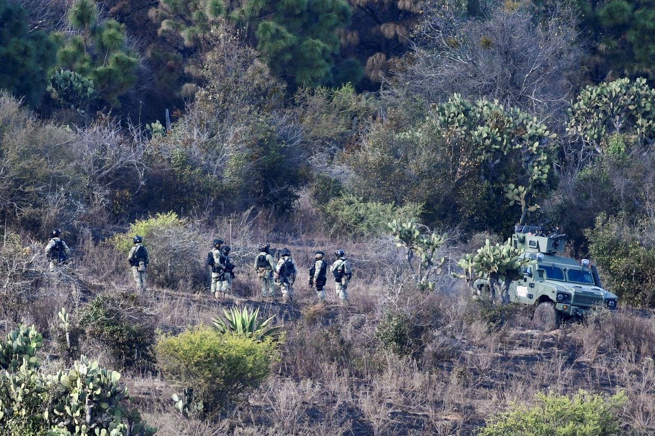지난 23일(현지시간) 멕시코 타팔파 외곽에서 특수부대 급습으로 사망한 마약왕 ‘엘 멘초’ 작전 현장에 군인들이 서 있다. [로이터=연합뉴스]