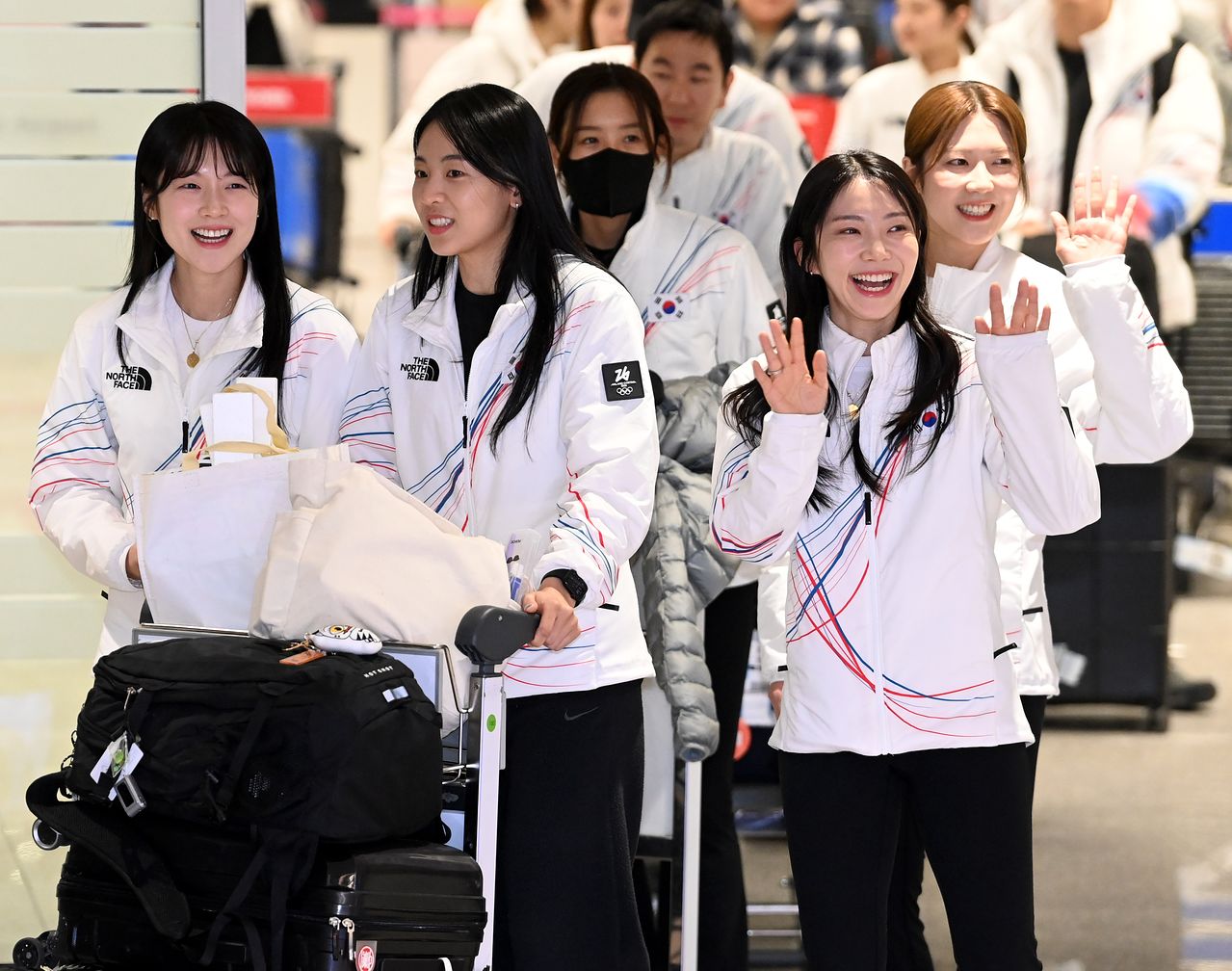밝은 표정으로 입국하는 여자 컬링 선수들. 장진영 기자
