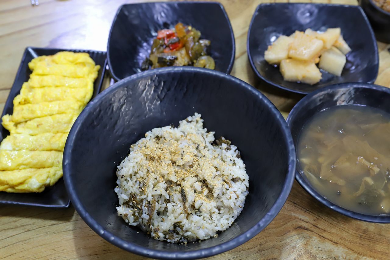 제천시락국에서 먹은 시래기밥. 구수한 시래기밥과 국, 정갈한 밑반찬이 돋보인다. 곁들임 메뉴인 달걀 말이는 3000원이다. 