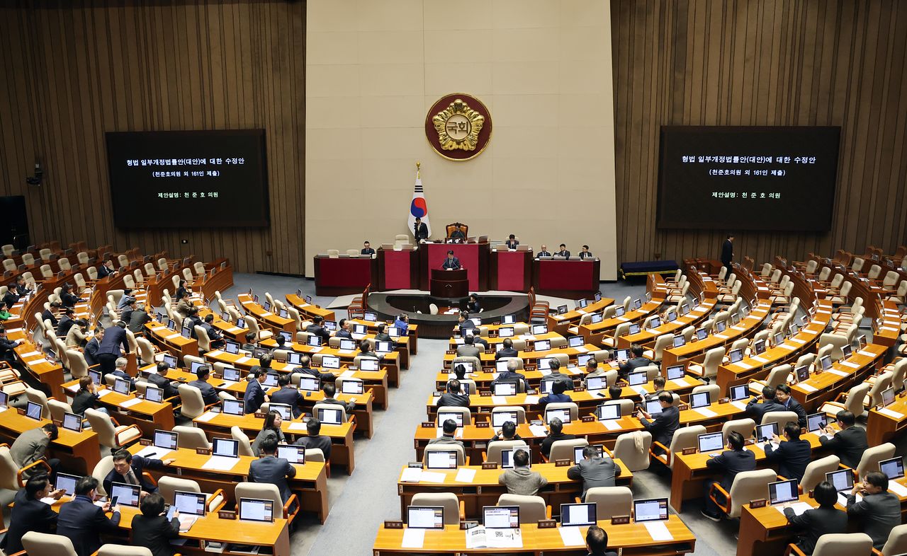 25일 서울 여의도 국회에서 열린 제432회국회(임시회) 8차 본회의에서 천준호 더불어민주당 원내수석이 이른바 '법왜곡죄' 형법일부개정법률안(대안) 수정안에 대해 제안설명하고 있다. 뉴스1