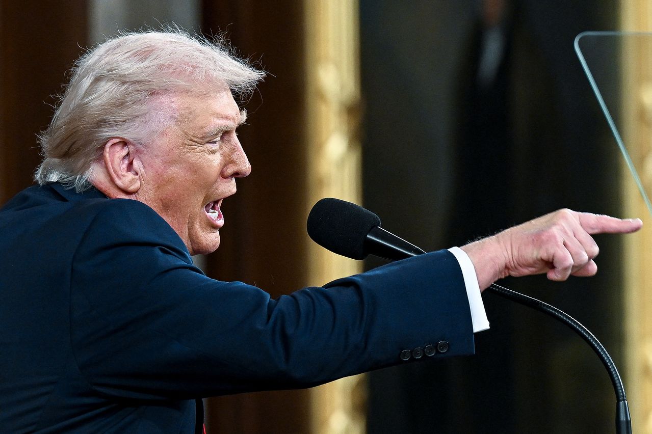 도널드 트럼프 미국 대통령이 24일(현지시간) 워싱턴 연방 의회에서 열린 국정연설에서 민주당 의원쪽을 가리키며 "저 사람들을 미쳤다"는 원색적 비난을 퍼붓고 있다. AFP=연합뉴스