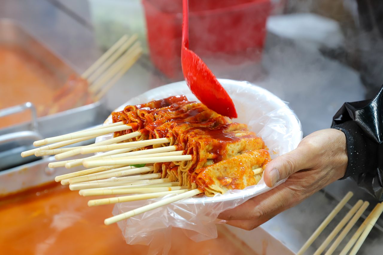 제천에서는 빨간오뎅을 포장해 가는 사람도 많다. 1만원어치 빨간오뎅을 포장하는 상인의 모습.