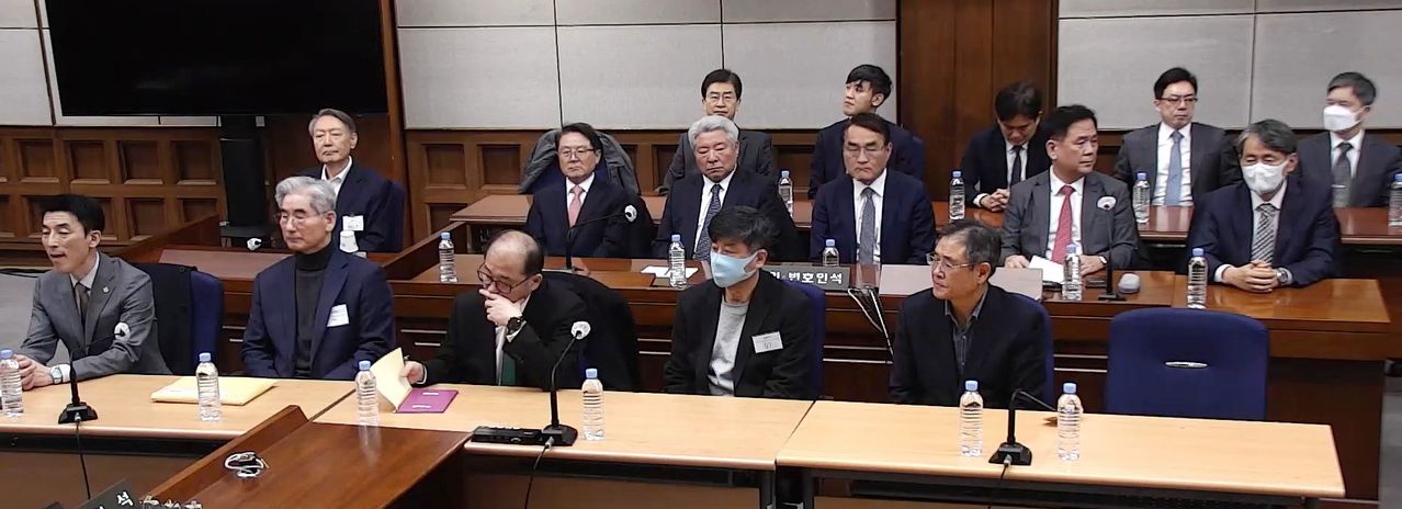 윤석열 전 대통령이 지난 19일 서초구 서울중앙지방법원에서 열린 12·3 비상계엄 관련 내란 우두머리 혐의 1심 선고공판에 출석해 있다.   지귀연 재판부는 윤 전 대통령에게 무기징역을 선고했다. 연합뉴스