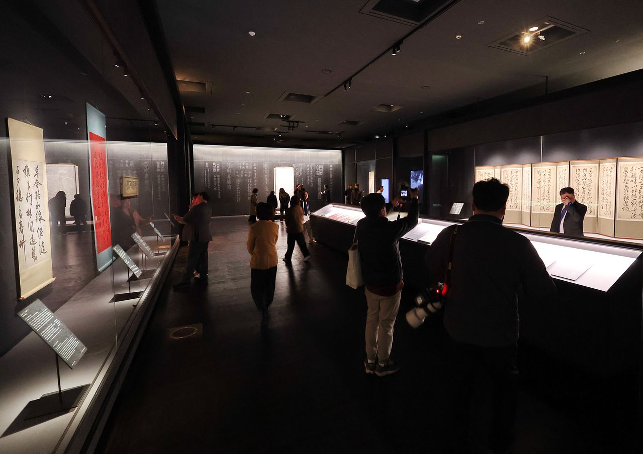 25일 서울 용산구 국립중앙박물관에 새롭게 단장한 서화실에서 취재진이 서예가 중심이 된 1실을 둘러보고 있다. 서화실의 재개관일은 다음날인 26일이다. 연합뉴스