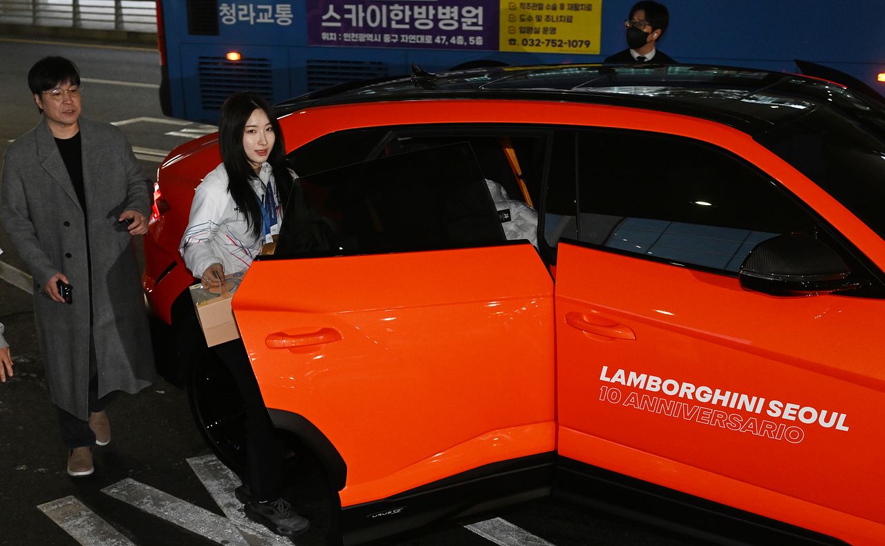 2026 밀라노·코르티나담페초 동계올림픽 한국 선수단이 24일 귀국했다. 쇼트트랙 김길리는 람보르기니 제공 차량을 타고 귀가했다. 장진영 기자