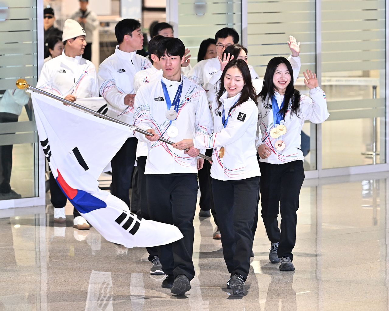 태극기를 들고 들어온 황대헌과 최민정. 장진영 기자