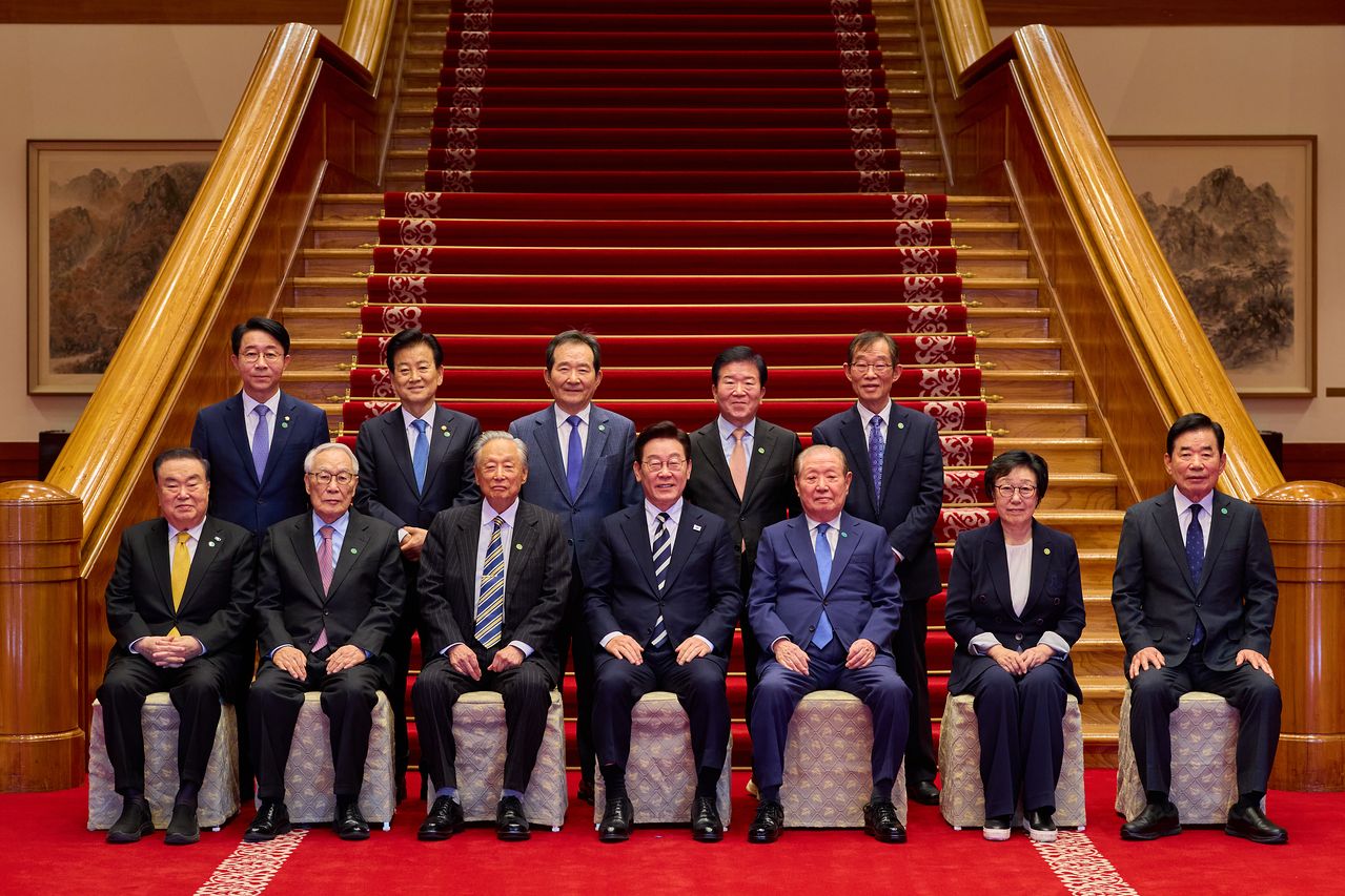 이재명 대통령이 25일 청와대 본관에서 열린 민주당 상임고문단 오찬 간담회에 앞서 참석자들과 기념사진을 촬영하고 있다. 앞줄 왼쪽부터 반시계방향으로 문희상 임채정 전 국회의장, 권노갑 상임고문, 이 대통령, 김원기 전 국회의장, 한명숙 전 국무총리, 김진표 전 국회의장, 이용득 상임고문, 박병석 정세균 전 국회의장, 정동영 통일부 장관, 조정식 정무특보. 사진 청와대