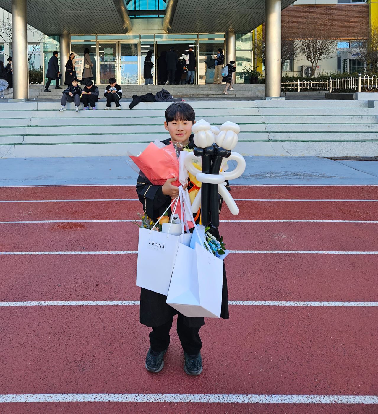 어린이보호구역에서 버스에 치이는 교통사고를 당해 숨진 오시후(13)군이 졸업식에서 기념촬영하고 있다. 사진 오석경씨