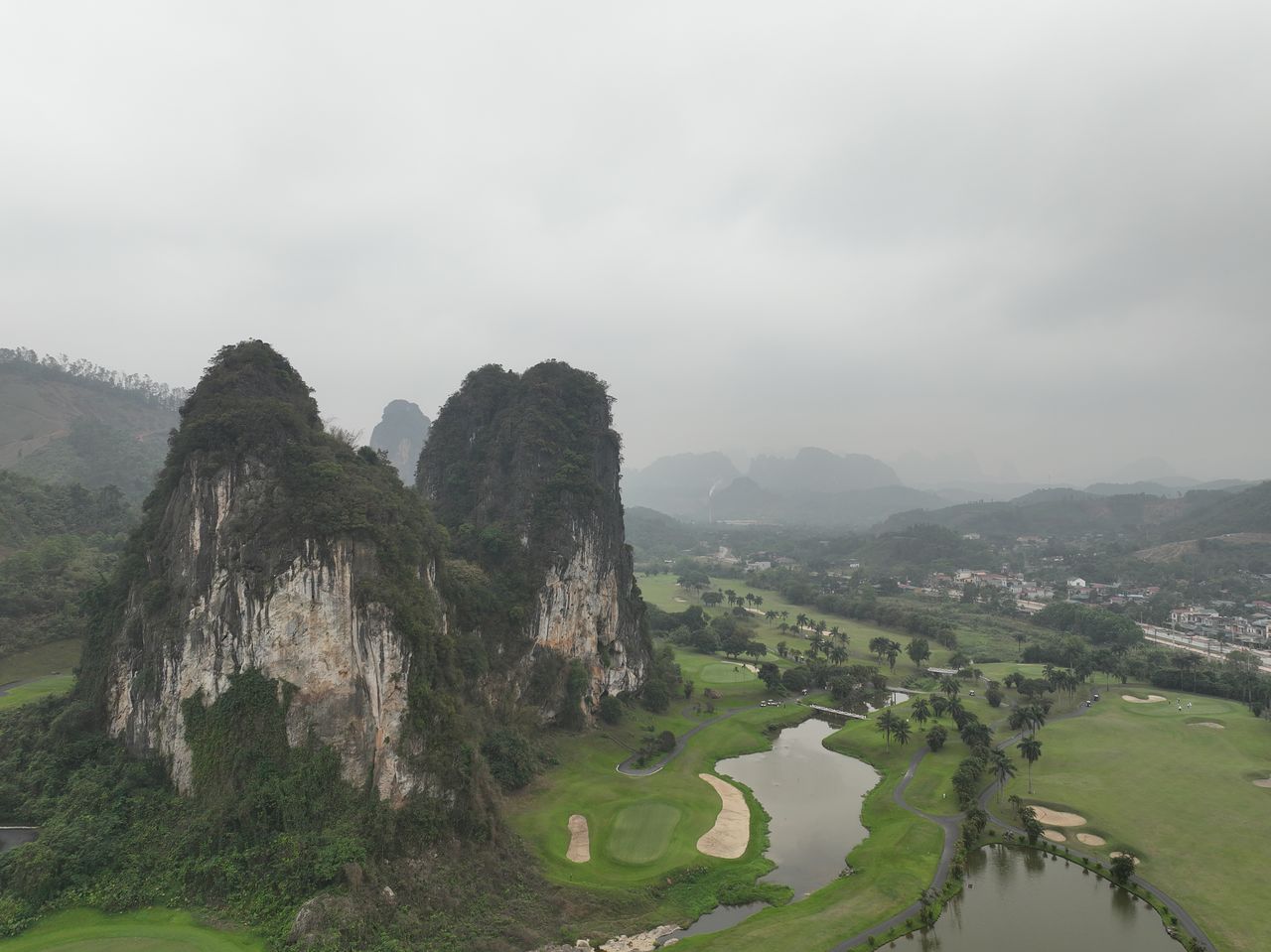 카르스트 지형으로 풍광이 아름다운 베트남 피닉스 골프장. 사진 CV리조트