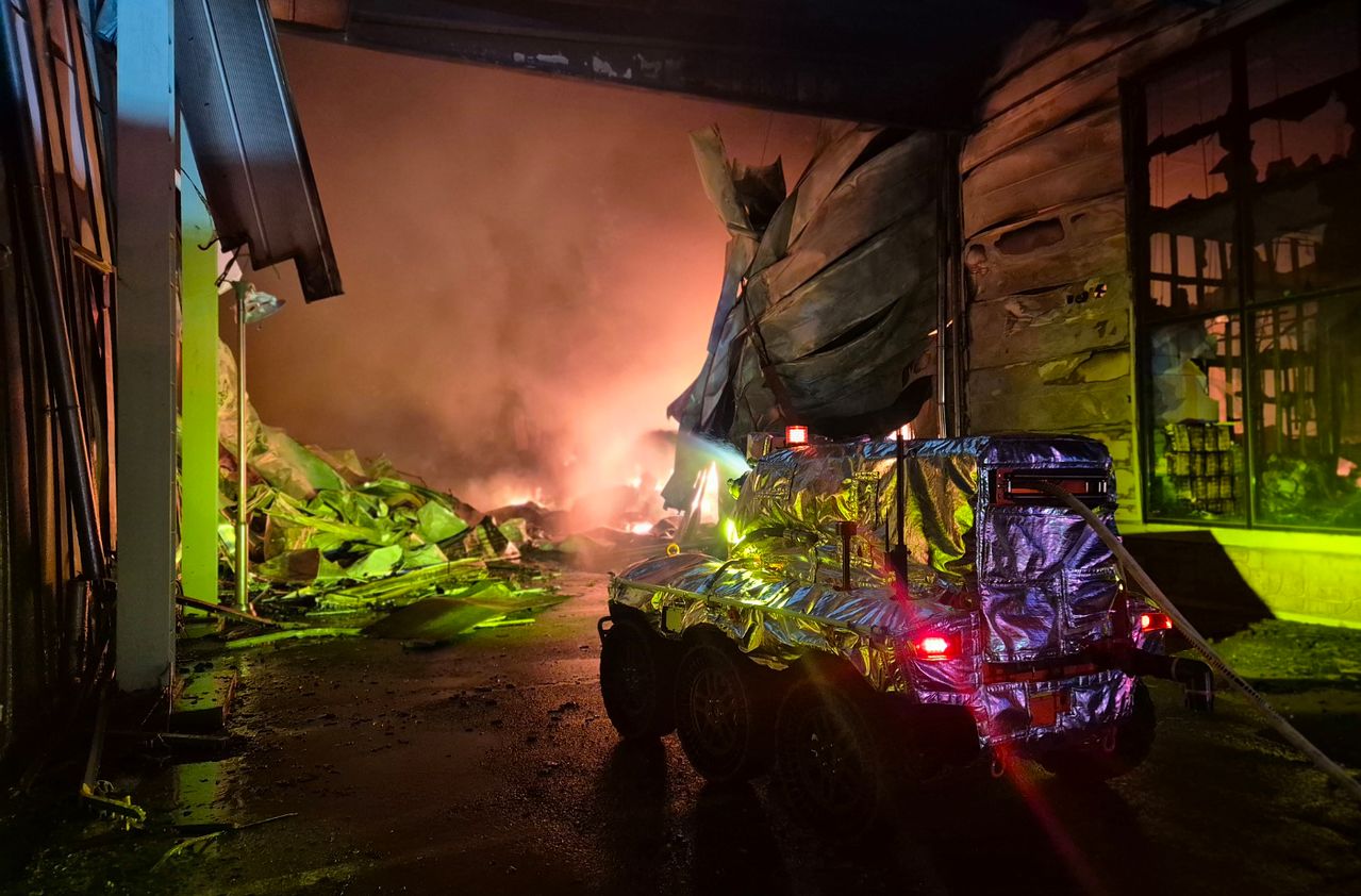 지난달 30일 충북 음성군 한 제조공장에서 발생한 화재현장에 무인소방로봇이 투입되고 있다. 소방 당국은 대응 2단계를 발령하고 헬기 등을 동원해 진화 중이다. 사진 소방청