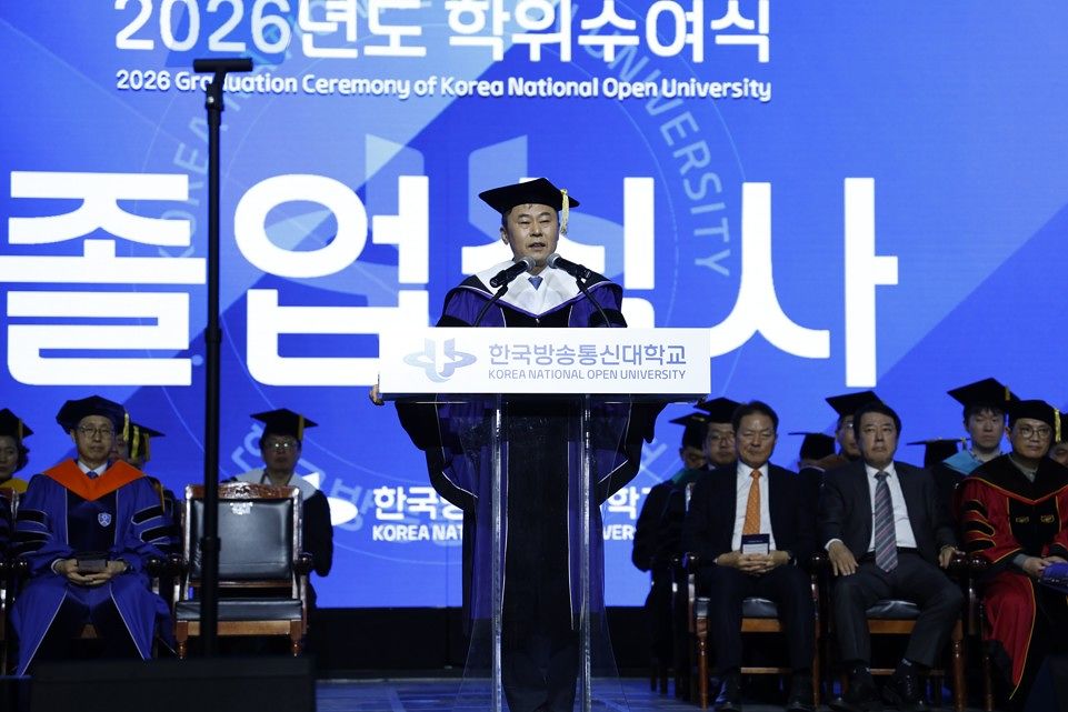  24일(화) 서울 송파구 올림픽공원 올림픽홀에서 열린 ‘2026년도 학위수여식’에서 고성환 총장이 졸업식사를 하고 있다.