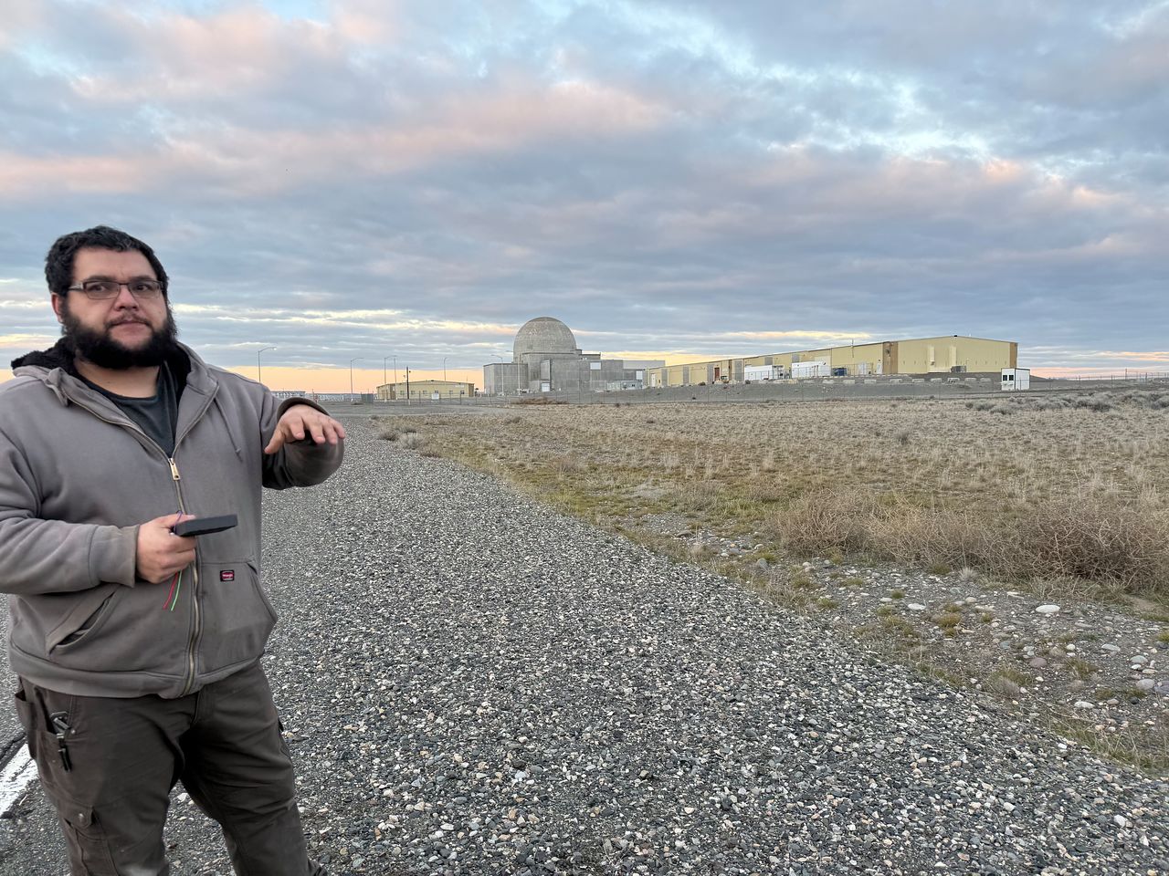 지난달 23일 미국 워싱턴주 리치랜드에 위치한 컬럼비아 원전 인근에서 만난 주민 다니엘(39)이 아마존이 짓기로 한 소형모듈원자로(SMR) 부지를 가르키고 있다. 남수현 기자 