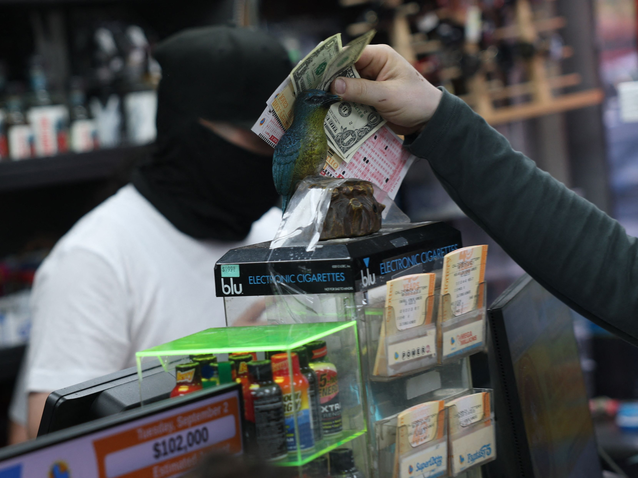 주문하고 안 산 복권 챙긴 직원…'185억 잭팟 당첨금' 주인은 누구