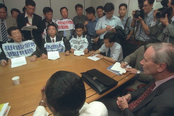 한국노총 산하 전국금융노련(위원장 이용득)소속 조합원 120여명은 15일 오전 금융감독위와 〈br /〉국제통화기금(IMF)의 은행관련 협의가 열릴 예정이던 서울 영등포구 영등포2가 금융감독원을 〈br /〉항의방문,정부와 IMF는 '제2의 금융기관 구조조정'을 불러올 정책협의를 즉각 중단하라고 요구했다.