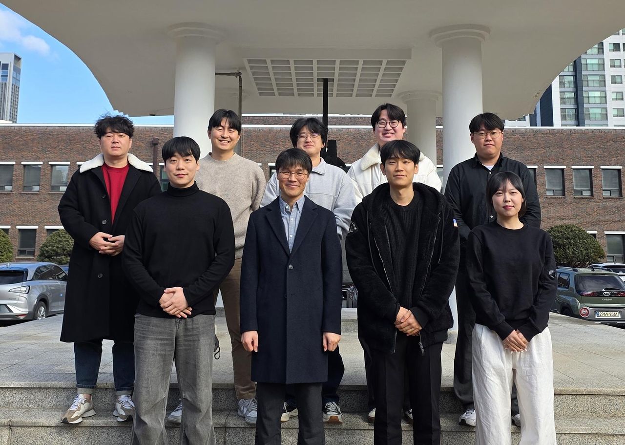 한국재료연구원 연구팀. 아랫줄 왼쪽부터 이재훈 박사과정 학생, 최승목 책임연구원, 김남인 박사과정 학생, 박기령 석사과정 학생. 윗줄 왼쪽부터 김치호 선임연구원, 이주영 선임연구원, 박준영 석박 통합과정 학생, 진송 선임연구원, 하준석 석사과정 학생.