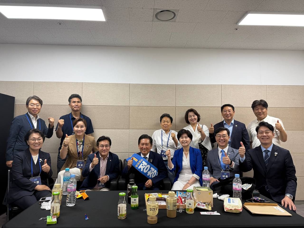 정청래 더불어민주당 대표가 전당대회에서 승리한 지난해 8월 2일. 결과 발표 뒤 무대 뒤에서 정 대표를 도운 국회의원들이 모여 있는 모습. 독자 제공