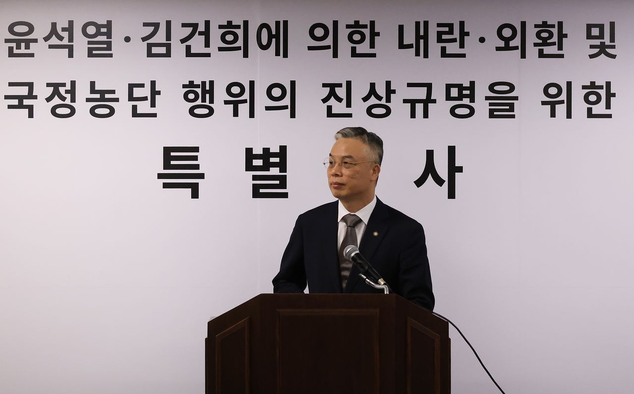 권창영 특별검사가 25일 과천 사무실에서 현판식을 마치고 입장발표를 준비하고 있다. 연합뉴스