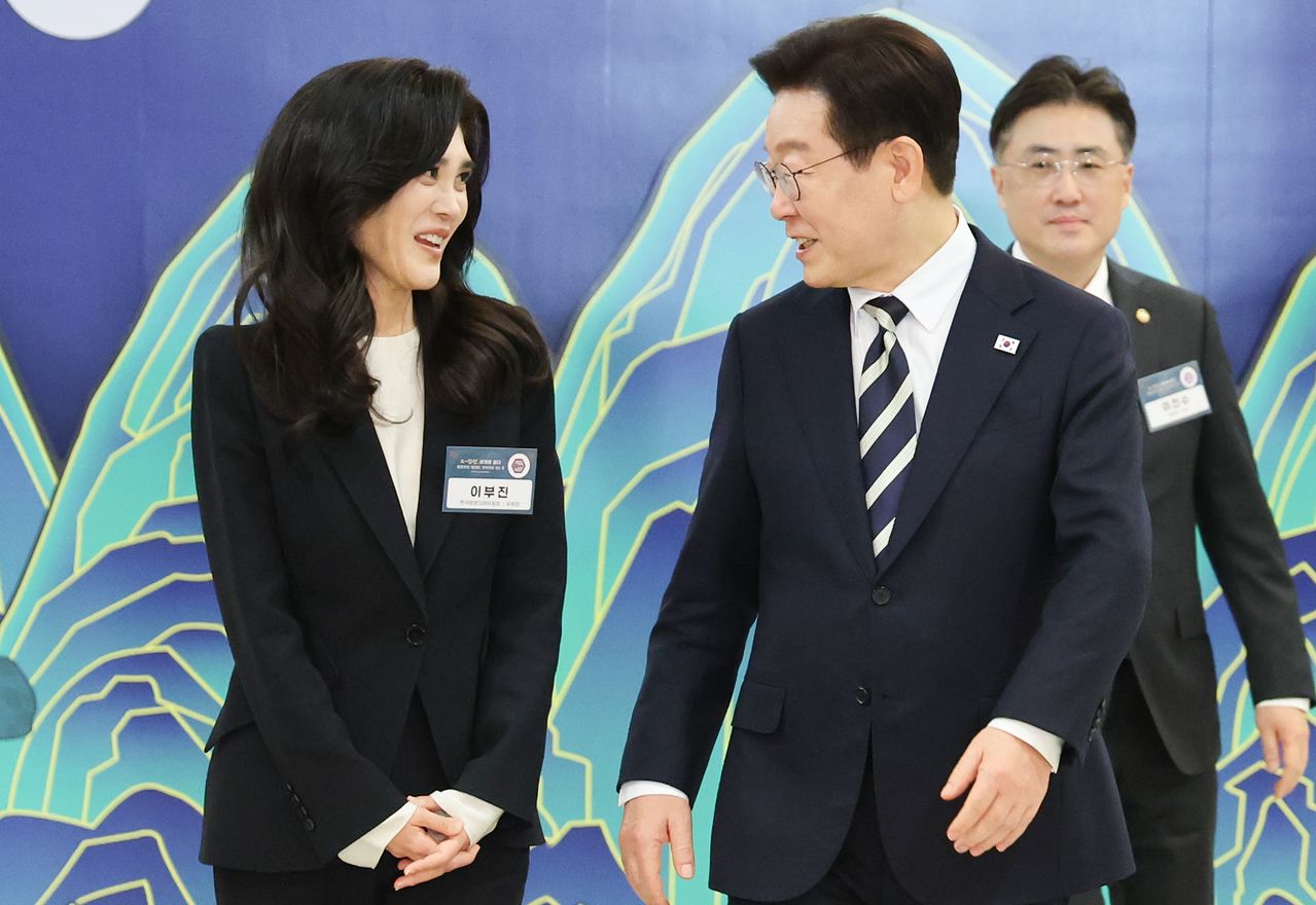 이재명 대통령이 25일 청와대에서 열린 확대국가관광전략회의에서 이부진 한국방문의해위원장과 대화하고 있다. 연합뉴스