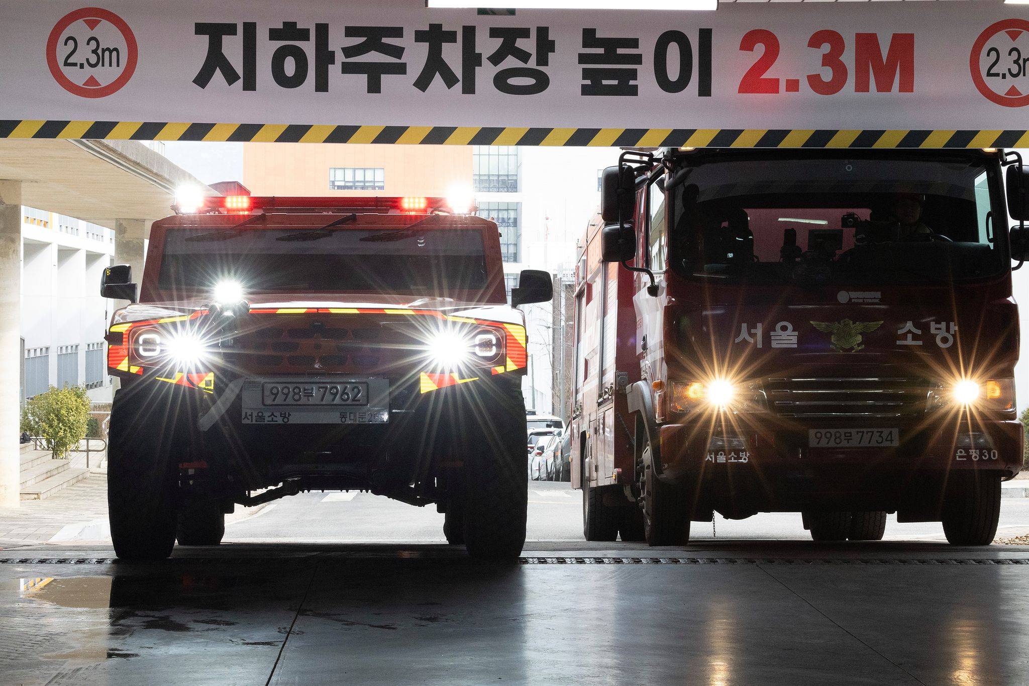 미래형 재난대응 체계 공개 시연에서 저상소방차가 지하주차장으로 들어서고 있다. 오른쪽은 진입하지 못하는 기존 소방차.