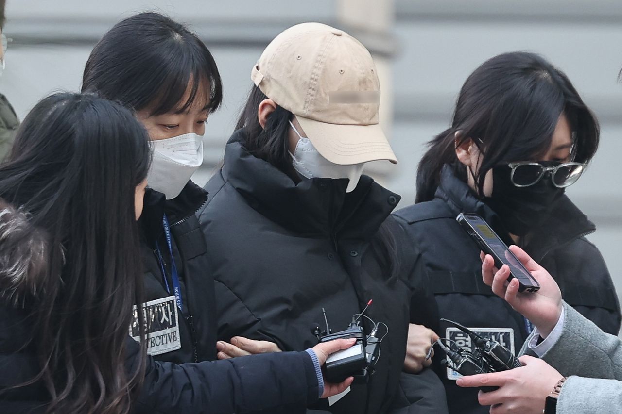 서울 강북구 수유동 모텔에서 약물이 든 음료를 건네 타인을 숨지게 한 혐의를 받는 20대 여성이 12일 오전 서울 도봉구 북부지방법원에서 열린 영장실질심사(구속 전 피의자 심문)에 출석하고 있다. 뉴스1