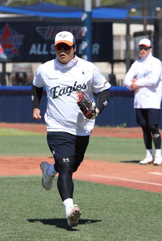 한화 이글스가 일본 오키나와에서 진행 중인 스프링캠프에 참여해 몸 만들기에 한창인 강백호. 스토브리그 기간 중 KT 위즈를 떠나 4년 간 최대 100억원을 받는 조건으로 유니폼을 갈아 입은 그는 매년 한화를 가을 야구 무대로 이끌겠다는 각오를 밝혔다. [사진 한화 이글스]