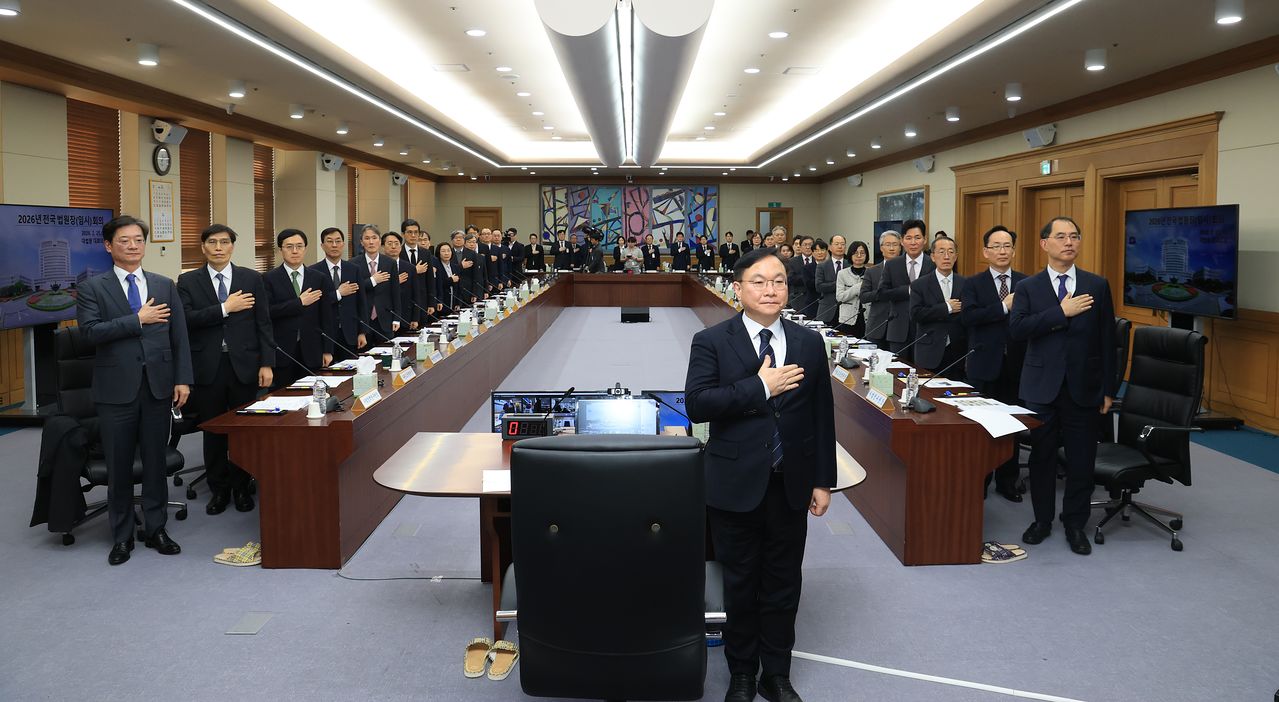 25일 오후 서울 서초구 대법원에서 열린 '2026년 전국 법원장(임시) 회의'에서 박영재 법원행정처장 등이 국민의례를 하고 있다. 이날 열린 법원장 회의는 더불어민주당이 추진중인 3대 사법개혁안(법 왜곡죄, 대법관 증원법, 재판소원법 등) 관련 대응을 논의하기 위해 열렸다. 전민규 기자
