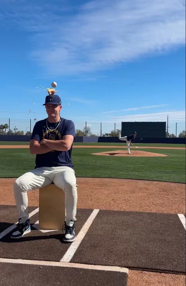 밀워키 브루어스 투수인 제이콥 미시오로스키가 쿠퍼 프랫의 머리 위에 올려진 사과를 야구공으로 맞추고 있다. X 캡처