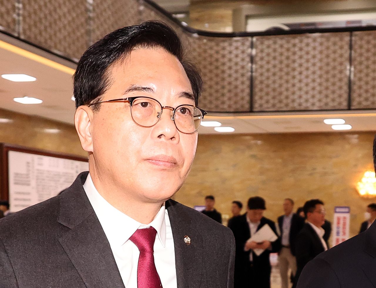 송언석 국민의힘 원내대표가 26일 국회에서 열린 의원총회에 참석하기 위해 입장하고 있다. 연합뉴스