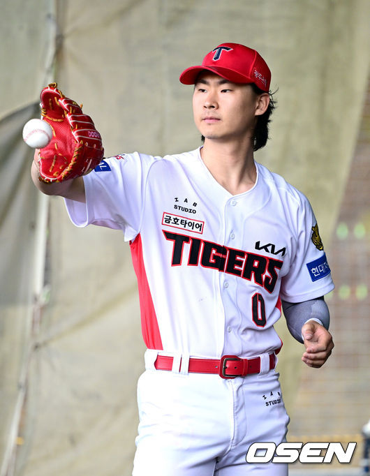 [OSEN=오키나와(일본), 최규한 기자] 프로야구 KIA 타이거즈가 25일 일본 오키나와 킨 베이스볼 스타디움에 스프링캠프를 차리고 구슬땀을 흘렸다.KIA는 이번 오키나와 2차 스프링캠프에서 총 5차례 연습경기를 치르며 전력을 끌어올릴 예정이다.KIA 곽도규가 불펜 피칭을 펼치고 있다. 2026.02.25 / dreamer@osen.co.kr