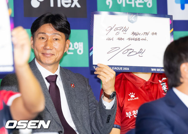 [OSEN=박준형 기자] 25일 서울 서대문구  스위스그랜드 호텔 컨벤션센터에서  하나은행 K리그 2026 개막 미디어데이가 진행됐다.프로축구 K리그 29개 구단이 새 시즌 개막을 앞두고 저마다 당찬 출사표를 던졌다. 부천 FC 이영민 감독이 목표를 써 보이고 있다.  2026.02.25 / soul1014@osen.co.kr