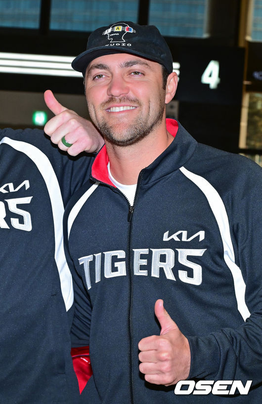 [OSEN=김포공항, 박준형 기자] 2026시즌 스프링캠프 나서는 KIA 코칭스태프와 외국인 선수들이 22일 김포국제공항을 통해 일본 아마미오시마로 출국했다. 지난해 미국 캘리포니아 어바인에서 훈련했던KIA는 일본 가고시마현의 외딴섬인 아마미오시마로 1차 훈련지로 정했다. 심재학 KIA 단장은 “미국에서 훈련해서 원하던 결과를 얻지 못했다”면서 “시차 등을 고려해도 일본이 낫다고 평가했다. 현지 실사를 했을 때 훈련에만 집중하기 딱 좋은 환경이었다”고 밝혔다.KIA 네일이 포즈를 취하고 있다.      2026.01.22 / soul1014@osen.co.kr