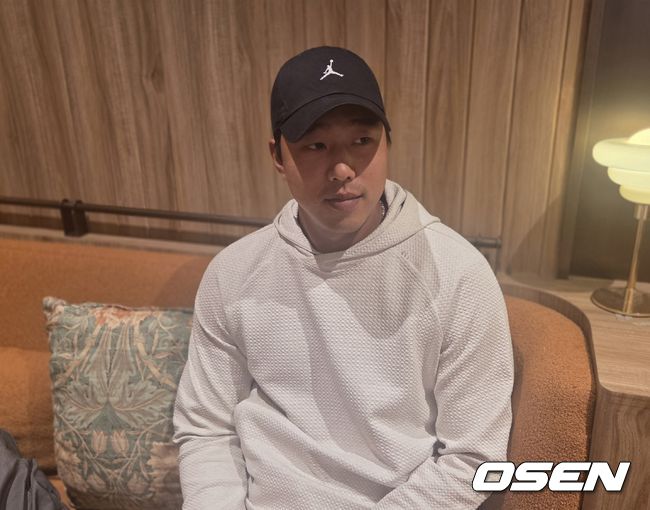 [OSEN=인천공항, 한용섭 기자]LG 트윈스 정우영이 25일 미국에서 귀국, 취재진과 인터뷰를 하고 있다. /orange@osen.co.kr