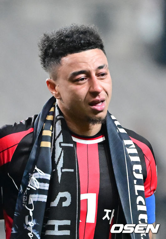 [OSEN=서월월드컵경기장, 박준형 기자] 제시 린가드(33, 서울)의 라스트 댄스는 무승부로 끝났다.FC서울은 10일 오후 서울월드컵경기장에서 2025~2026시즌 아시아축구연맹(AFC) 챔피언스리그 엘리트(ACLE) 리그 스테이지에서 린가드의 선제골이 터졌지만 지키지 못하고 멜버른 시티와 1-1로 비겼다.서울(2승3무1패, 승점 9)은 5위로 밀렸다. 멜버른 스티(3승1무2패, 승점 10점)는 4위다.경기종료 후 FC서울 린가드 고별행사에서 린가드가 눈물을 보이고 있다.  2025.12.10 / soul1014@osen.co.kr