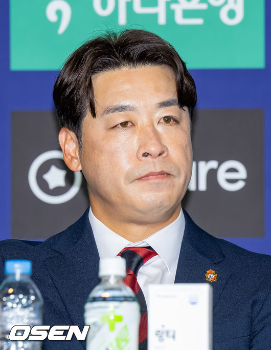 [OSEN=박준형 기자] 25일 서울 서대문구  스위스그랜드 호텔 컨벤션센터에서 하나은행 K리그 2026 개막 미디어데이(2부 K리그2)가 진행됐다.프로축구 K리그 29개 구단이 새 시즌 개막을 앞두고 저마다 당찬 출사표를 던졌다. 경남FC 배성재 감독이 질문을 듣고 있다.  2026.02.25 / soul1014@osen.co.kr