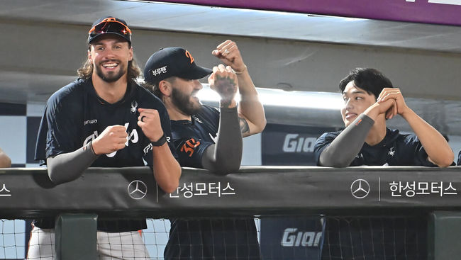 [OSEN=부산, 이석우 기자] 한화 이글스 와이스, 폰세, 문동주 013 2025.09.10 / foto0307@osen.co.kr