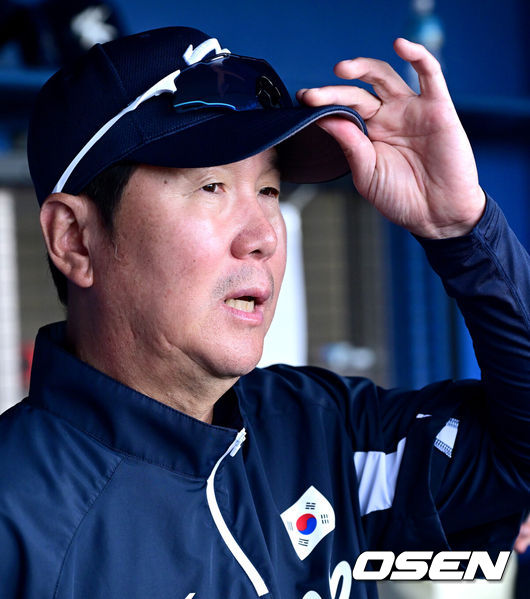 [OSEN=오키나와(일본), 최규한 기자] 2026 WBC(월드베이스볼클래식)를 준비하는 대한민국 야구 대표팀이 23일 일본 오키나와 가데나 야구장에서 프로야구 한화 이글스와 연습경기를 펼쳤다. 야구 대표팀은 오키나와에서 국내 팀들과 6차례 연습경기를 치르며 전력을 끌어올릴 예정이다.대표팀 류지현 감독이 취재진과 인터뷰를 하고 있다. 2026.02.23 / dreamer@osen.co.kr