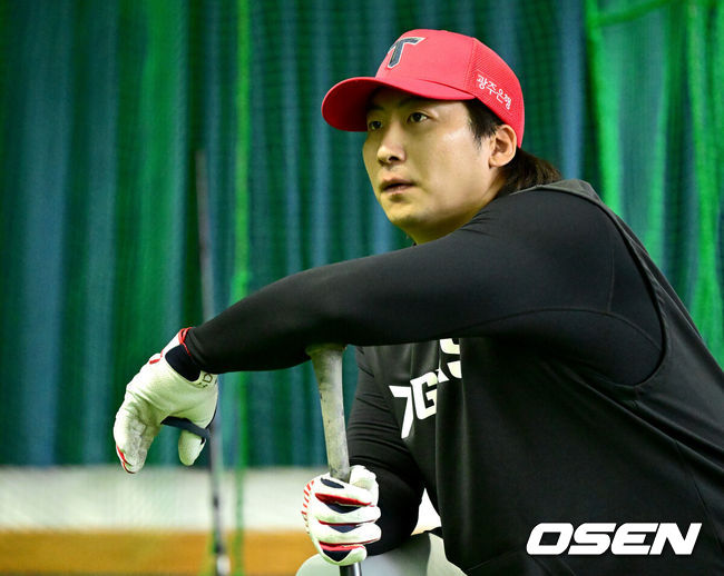 [OSEN=오키나와(일본), 최규한 기자] 프로야구 KIA 타이거즈가 25일 일본 오키나와 킨 베이스볼 스타디움에 스프링캠프를 차리고 구슬땀을 흘렸다.KIA는 이번 오키나와 2차 스프링캠프에서 총 5차례 연습경기를 치르며 전력을 끌어올릴 예정이다.KIA 나성범이 타격 훈련을 준비하고 있다. 2026.02.25 / dreamer@osen.co.kr