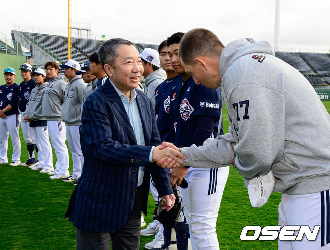 박정원 구단주가 돌아온 플렉센을 격려하고 있다