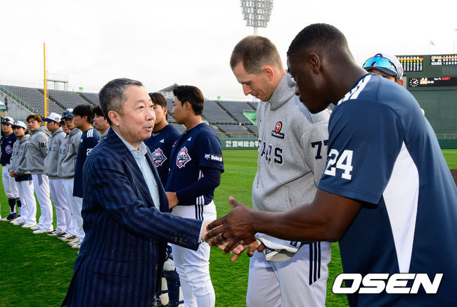 카메론과 인사 나누는 박정원 구단주