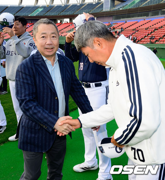 김원형 감독과 악수 나누는 박정원 구단주