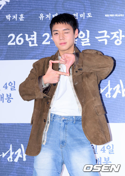 [OSEN=이대선 기자] 21일 오후 서울 강남구 메가박스 코엑스에서 영화 ‘왕과 사는 남자’ 언론시사회가 열렸다.'왕과 사는 남자'는 1457년 청령포, 마을의 부흥을 위해 유배지를 자처한 촌장과 왕위에서 쫓겨나 유배된 어린 선왕의 사연을 그린 작품으로 2월 4일 개봉한다.배우 박지훈이 포토타임을 가지고 있다. 2026.01.21 /sunday@osen.co.kr