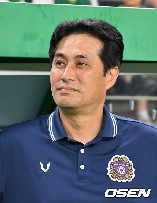 [OSEN=전북, 민경훈 기자] 8일 오후 전주월드컵경기장에서 하나은행 K리그1 2025 25라운드 전북현대와 FC안양의 경기가 열렸다.  이 경기에서 전북은 박진섭의 선제골과 이승우의 결승골이 터져 FC안양을 2-1로 이겼다.무려 21경기 연속 무패(16승5무)를 달린 전북(17승6무2패, 승점 57점)은 압도적 선두를 지켰다. 안양 유병훈 감독이 그라운드를 바라보고 있다. 2025.08.08 / rumi@osen.co.kr