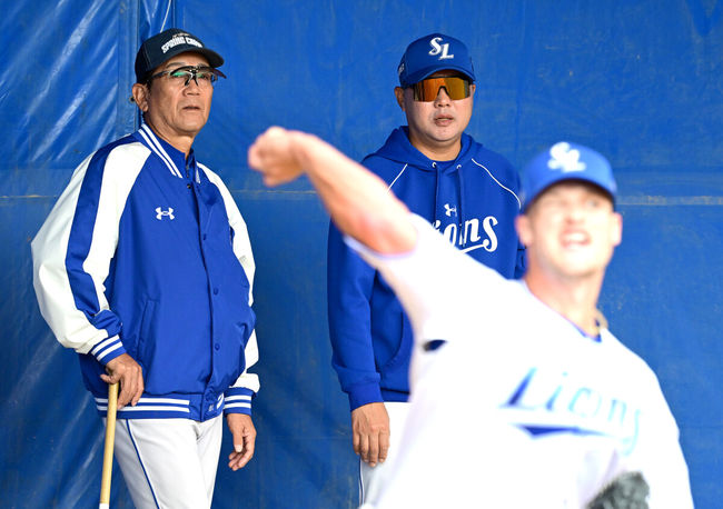 [OSEN=오키나와(일본), 최규한 기자] 프로야구 삼성 라이온즈가 20일  일본 오키나와 온나손 아카마구장에서 스프링 캠프를 차리고 구슬땀을 흘렸다.삼성은 이번 2차 캠프에서 훈련 뿐 아니라 WBC 대표팀, 국내 팀들과 연습경기도 펼칠 계획이다.삼성 새 외국인투수 맷 매닝의 불펜 투구를 박진만 감독과 최일언 코치가 주시하고 있다. 2026.02.20 / dreamer@osen.co.kr