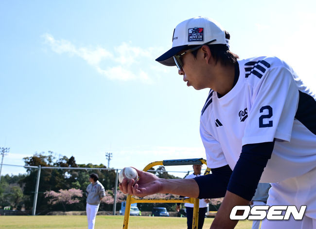 [OSEN=미야자키(일본), 지형준 기자] 두산 베어스가 25일 일본 미야자키 산마린 스타디움에서 일본프로야구 세이부 라이온스와의 구춘대회 첫 경기를 가졌다.이날 두산은 세이부에 3-6으로 패했다. 경기에 앞서 두산 김민석이 훈련을 준비하고 있다. 2026.02.25 /jpnews@osen.co.kr