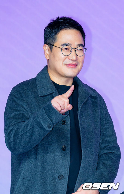 [OSEN=민경훈 기자] 26일 오전 JW메리어트 동대문스퀘어에서 넷플릭스 새 오리지널 시리즈 '월간남친'(극본 남궁도영, 연출 김정식) 쇼케이스가 열렸다.'월간남친'은 현실 생활에 지친 웹툰 PD 미래(지수 분)가 가상 연애 시뮬레이션을 통해 연애를 구독하고 체험해 보는 로망 실현 로맨틱 코미디 시리즈다. '월간남친'은 시리즈 제목이자 극 중 등장하는 가상 연애 구독 서비스다.김정식 감독이 포즈를 취하고 있다. 2026.02.26 / rumi@osen.co.kr