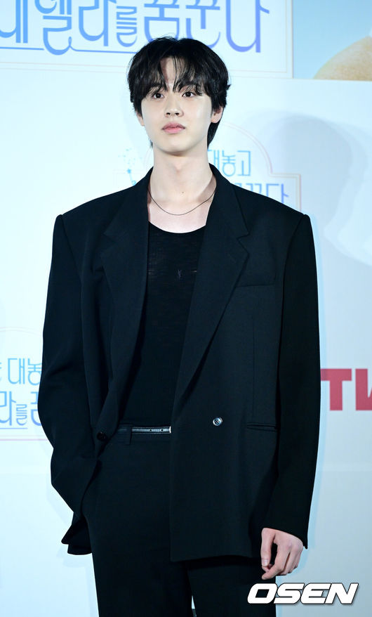 [OSEN=최규한 기자] 29일 오전 서울 용산 CGV에서 티빙 오리지널 시리즈 '나는 대놓고 신데렐라를 꿈꾼다' 제작발표회가 열렸다.'나는 대놓고 신데렐라를 꿈꾼다'는 현실의 벽에 부딪혀 신데렐라가 되기로 마음먹은 여자가 사랑 따위 믿지 않는 백마 탄 재벌 왕자를 만나 벌어지는 욕망 쟁취 로맨틱 코미디로 표예진, 이준영, 김현진, 송지우가 출연한다.배우 김현진이 포토타임을 하고 있다. 2024.05.29 / dreamer@osen.co.kr