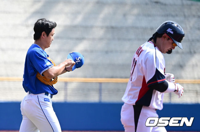 [OSEN=오키나와(일본), 최규한 기자] 2026 WBC(월드베이스볼클래식)를 준비하는 대한민국 야구 대표팀이 26일 일본 오키나와 가데나 야구장에서 프로야구 삼성 라이온즈와 연습경기를 펼쳤다. 야구 대표팀은 오키나와에서 국내 팀들과 6차례 연습경기를 치르며 전력을 끌어올릴 예정이다.2회말 대표팀 박동원이 삼성 선발 양창섭의 공에 몸을 맞았다. 사과의 뜻을 전하는 양창섭. 2026.02.26 / dreamer@osen.co.kr