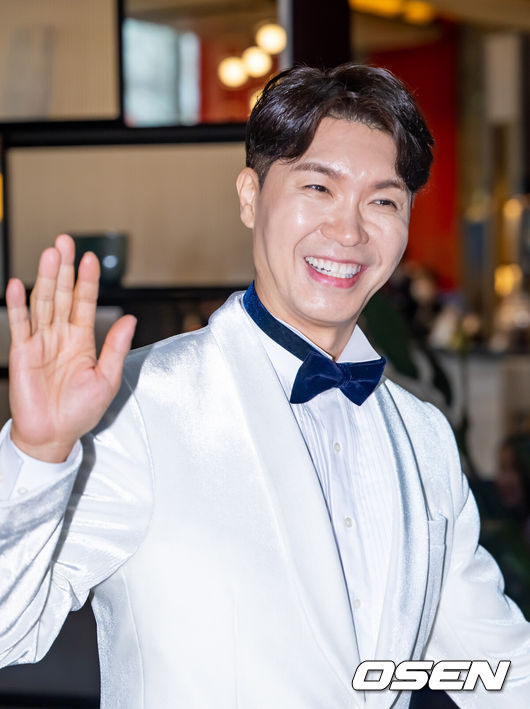 [OSEN=민경훈 기자] 23일 오후 페어몬트 앰버서더 서울에서 방송인 박수홍이 23세 연하의 아내와 백년가약을 맺는다.신랑 박수홍이 결혼식장으로 입장하며 취재진에게 손인사를 하고 있다. 2022.12.23 / rumi@osen.co.kr