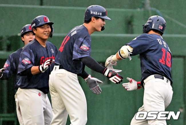 [OSEN=미야자키(일본), 지형준 기자] 26일 일본 미야자키 산마린 스타디움에서 두산 베어스와 롯데 자이언츠의 구춘대회 경기가 열렸다.이날 두산은 이영하, 롯데는 쿄아마가 선발로 나섰다.3회초 무사 만루에서 롯데 김민성이 역전 만루 홈런을 날리며 동료선수들과 기뻐하고 있다. 2026.02.26 /jpnews@osen.co.kr