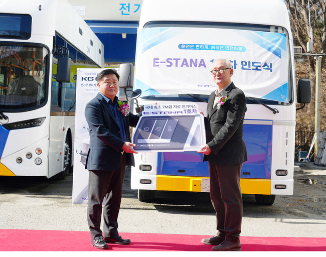 김종현KGMC대표이사(왼쪽)가 장관수 자경마을버스 대표이사에게 ‘이-스타나’1호차를 전달하고 있다.